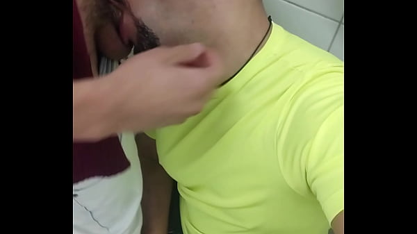 Download Video - Magrelo dotado esporrou jatos de leite no fundo da minha garganta&comma; banheir&atilde;o sempre tem esses put&otilde;es&period;