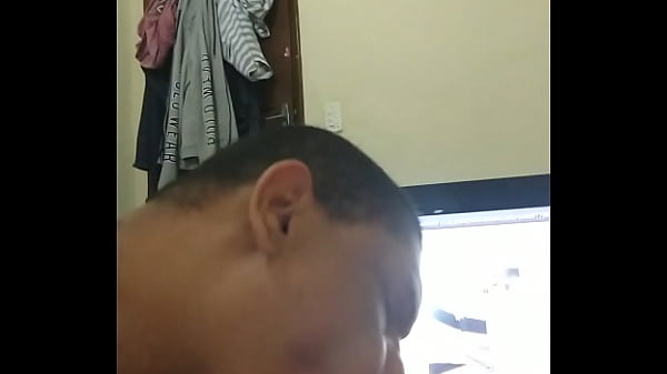 Download Video - Chupando meu amigo hetero at&eacute; ele gozar