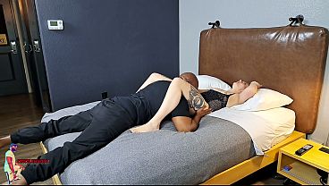 セクシーな新人カマーが大量のクリームパイをゲット