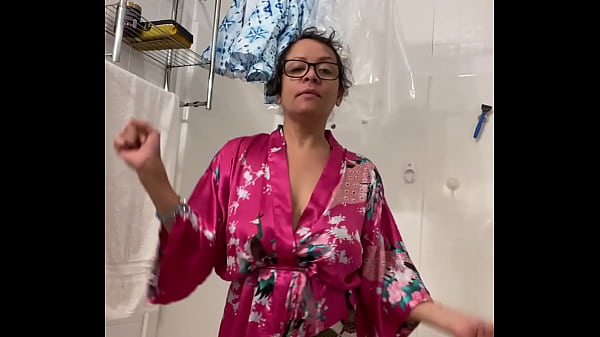Anna Mature Mature latina dancing in her robe, subscribe to my to see the big reveal .com/annamariamaturelatina