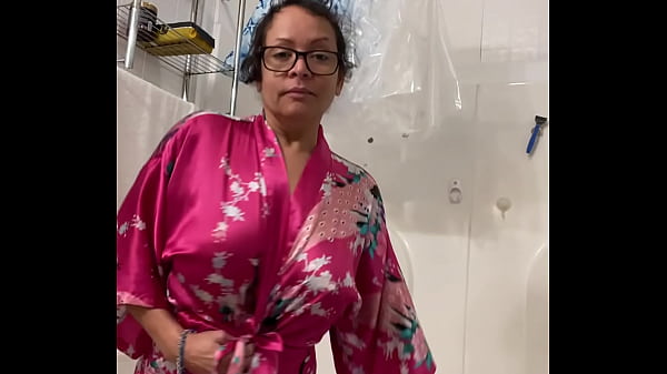 Download Video - Anna Mature Mature latina dancing in her robe&comma; subscribe to my to see the big reveal &period;com&sol;annamariamaturelatina