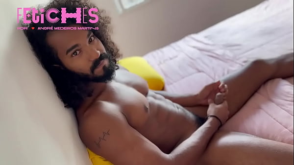 Sarado canta ópera enquanto bate punheta