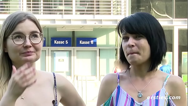 Download Video - Ersties&colon; Blonde von Freundin vaginal und anal verw&ouml;hnt