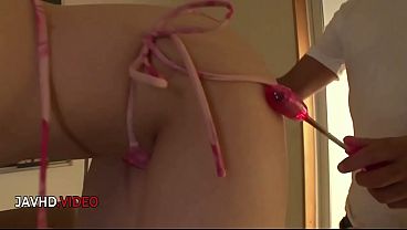 巨乳の若い女性、佐藤ゆりがビキニ姿で誘惑し、おもちゃを使って熱く自慰行為をする