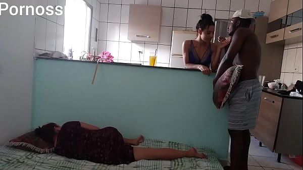 Pendant Que Ma Femme Se Bat Avec Moi D'un Côté Je Baise Son Amie De L'autre