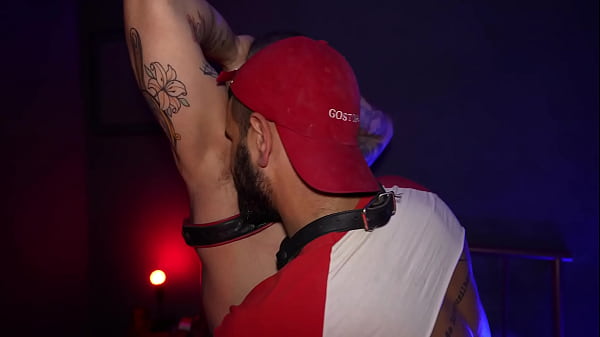 Domina&ccedil;&atilde;o, castidade, p&eacute;s e fisting! Uma foda fetishcista