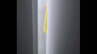 Corno filma esposa no banho e enquanto ela se arruma para sair com o amante.