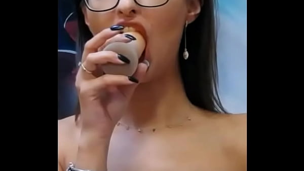 Fellation Avec Gorge Profonde Sur Un Gros Gode Pour Cette Brune Amatrice