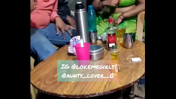 Bhabhi Mit Der Familie Trinken