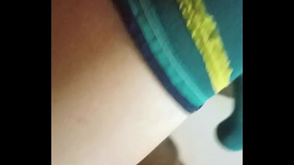 Vecino de la tienda me coge atras del mostrador...