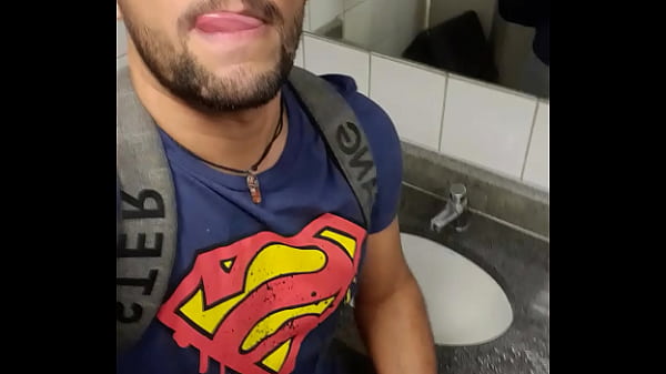 Macho me mamou, gozou no ch&atilde;o do banheiro e foi...