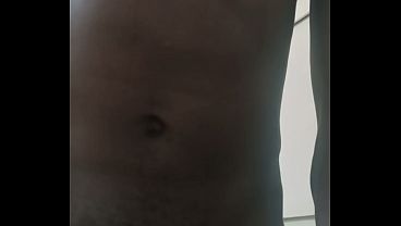 ウガンダ人男性のペニスを女性向けにジョイする