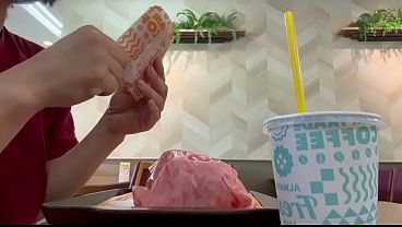 【女子大生の1日】講義終わりにハンバーガー屋さん行って、お店のト◯レで午後の授業前にオナニーしてスッキリしてきました。