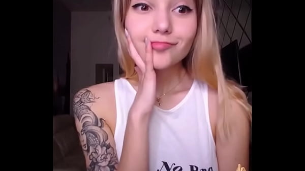 Gostosa se exibindo
