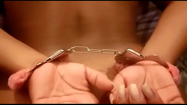 Chienne Menottée Souffrant Dans Les Rouleaux