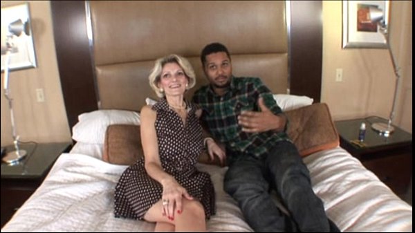 Download Video - Hot Blonde Amateur milf bangs black guy in BBC Interracial Video