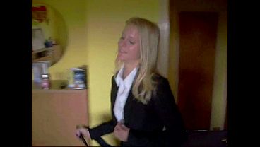 Teeny hat Telefonsex nachdem sie ihre Vagina rasiert hat