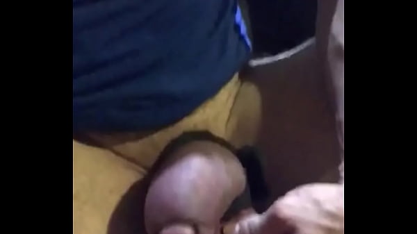 Norik joue avec sa queue attachée