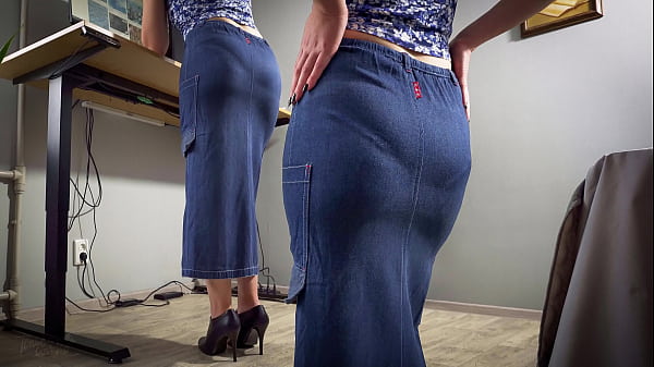 Milf Secretary In Jean Skirt Teases Visible Pan...