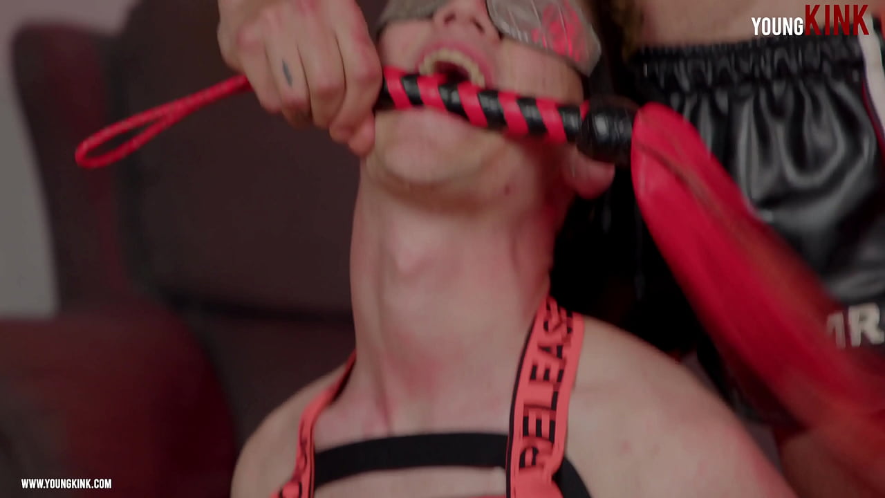 La utilizan como puta. Me mete todo por el culo, incluso una taladradora con un consolador.
                    anal slut drilling bdsm big dildo cum control drilling machine muchos negros