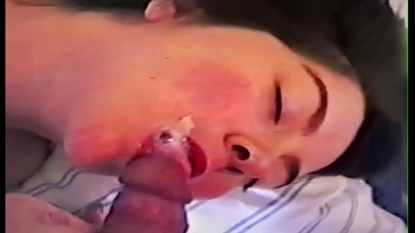 Harisnya és dildóval játszik, majd elnyeli a nedvet