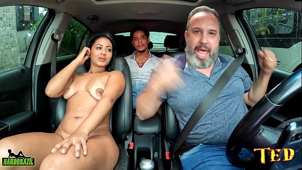 Download Video - O casal zona sul encontra o carro da carona e se oferece entrar e aprontam muito - Soraya Castro - Cruz Fox
