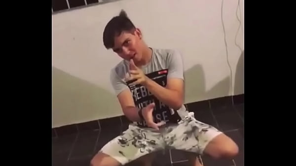 Novinho gato dotado dançando mostrando a xibata...