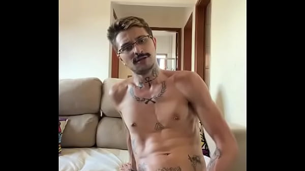 Paulo Furlan batendo uma no sof&aacute;