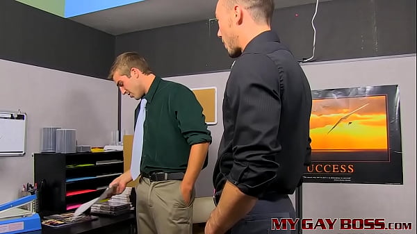 Employee Austin Ried seduced by his gay boss Ki...