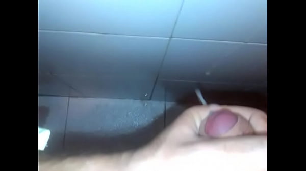Masturbándome en el baño del trabajo