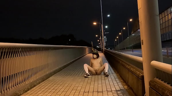 女装子まゆちゃんが車がばんばん通る道路わきの歩...