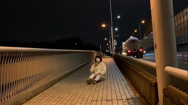 Download Video - 女装子まゆちゃんが車がばんばん通る道路わきの歩道で全裸になって露出プレイを楽しみながら、大股開きをしている横をトラックが通る