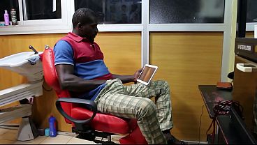 Elle me trouve entrain de regarder du porno et ensemble on d&eacute;cide de se livrer &agrave; une petite partie de jambes en l'air et le r&eacute;sultat est incroyable ma cliente et moi avions eu un plaisir immense !