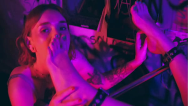 I Want To Worship Your Sexy Feet: Bia Roman & S...