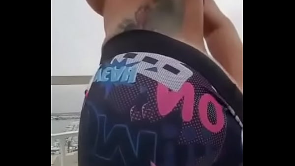 Download Video - Espa&ntilde;ola puta ense&ntilde;ando el culo y las tetas en la terraza