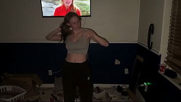 Fiatal lány levetkőzik és mutatja a tökéletes testét