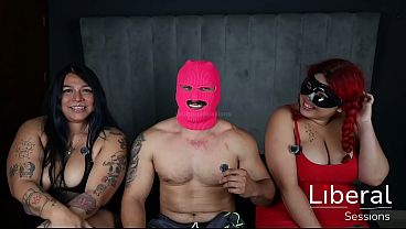 Amigas BBW invitan a un trio a su entrenador del gimnasio