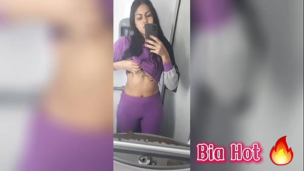 Download Video - Bia Hot Morena safada com tesao bate uma siririca no banheiro do onibus