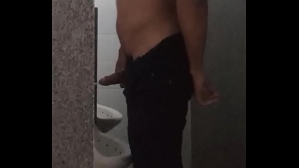 Pisser Dans L'urinoir