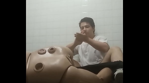 J'essaye De Baiser Une Poupée Sexy De Mon Université