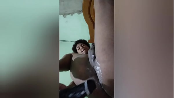 Enfiando consolo grosso no cu até rasga, só imaginando a pica do negão. faço vídeo chamada e vendo packs de fotos e vídeos Inéditos não postado aqui