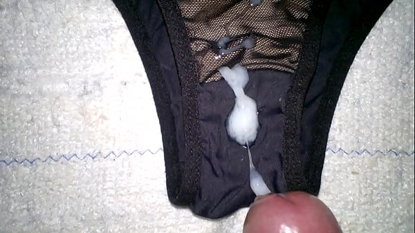 Punheta pra cunhada. Gozando na calcinha dela