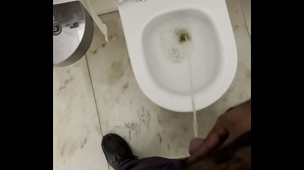 SEGURANÇA NO BANHEIRO DO SHOPPING MIJANDO E ESPERANDO POR DIVERSÃO