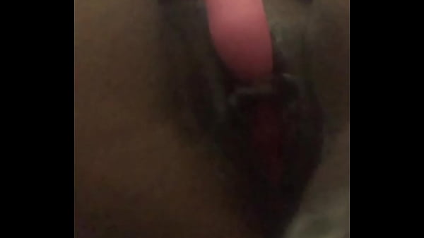 年轻的女孩享受了很多并且非常兴奋