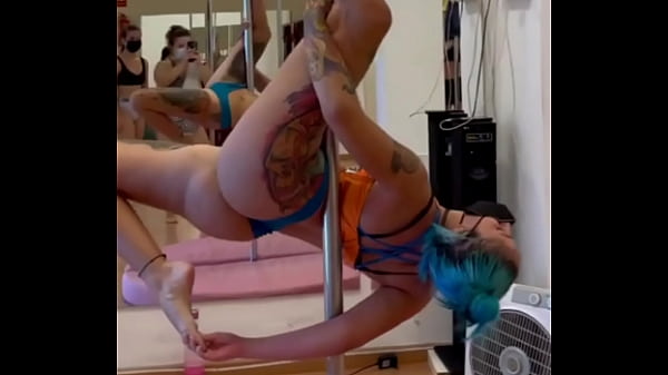 Perra caliente otaku sexy de pelo azul