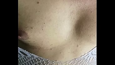 乳首を大きくして自慰行為をするトランスジェンダー