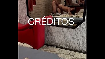 Comedor pegou Hotwife na balada na frente do corno, ficou de namoradinho, levou pro motel e gozou dentro várias vezes. E ainda chamou garçom que meteu no cuzinho da esposa sem dó!