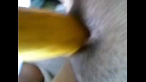 Download Video - Amiga se masturba con su pepino a escondidas en su pieza