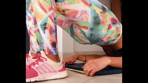 Mature training her ass&sol; Madura entrenando el culo