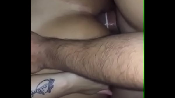 amigo comendo o cu da morena casada e marido corno  filmando.friend having  anal sex with cuckold wife